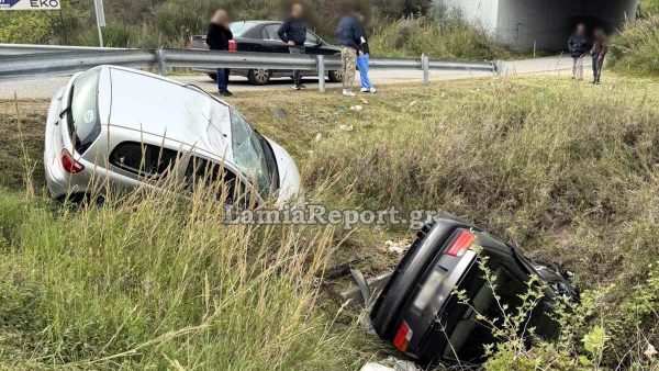 Φθιώτιδα: Στα χωράφια κατέληξαν και τα δύο αυτοκίνητα μετά από σύγκρουση στον παράδρομο - Δείτε εικόνες