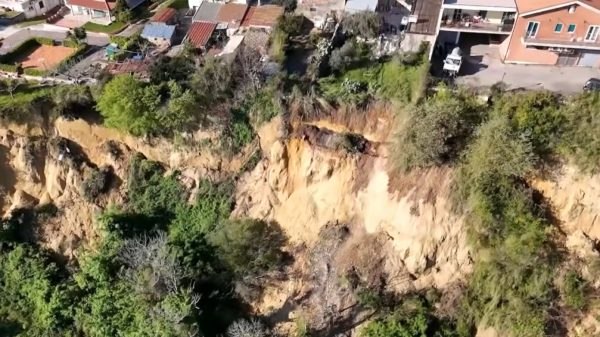 Μεγάλη κατολίσθηση με μέτωπο 4 χιλιομέτρων έκοψε στα δύο την Ιταλία - Δείτε βίντεο