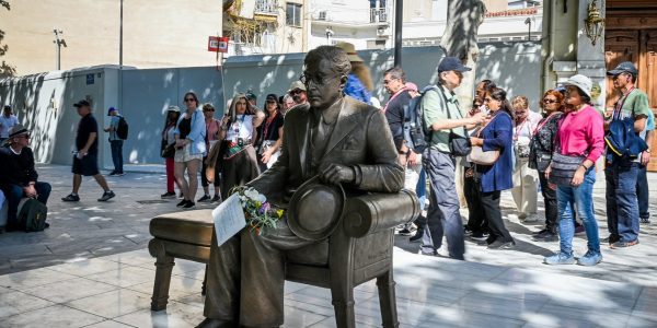 Κοσμοσυρροή για να καθίσουν στο παγκάκι πλάι στον Καβάφη: Το ολόσωμο άγαλμα σε φυσικό μέγεθος στην Αθήνα (ΦΩΤΟ)