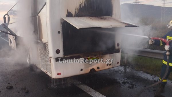 Πήρε φωτιά η μηχανή λεωφορείου στο ύψος της Ξυνιάδας - Καλά στην υγεία τους και οι 48 επιβάτες του (ΦΩΤΟ)