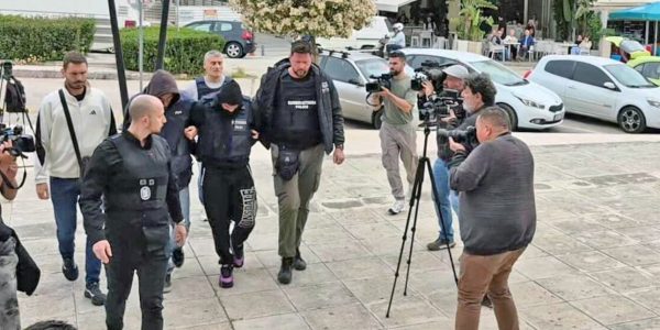 Με κουκούλες και αλεξίσφαιρα στον εισαγγελέα οι συλληφθέντες για τον θάνατο της Μυρτώς στην Κεφαλονιά -Το μεσημέρι η κηδεία