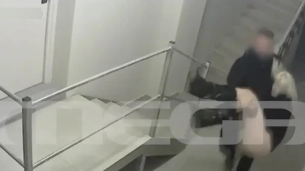Κεφαλονιά: Η στιγμή που ο 26χρονος αρσιβαρίστας μεταφέρει λιπόθυμη την Μυρτώ από το ξενοδοχείο