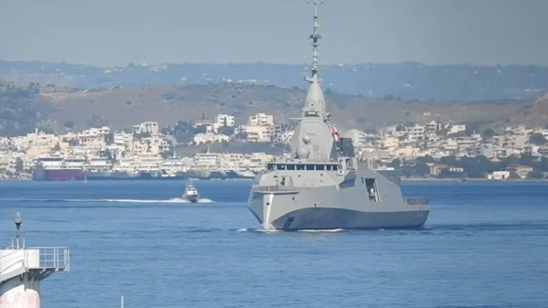 Στον Πειραιά για πρώτη φορά η φρεγάτα «Κίμων», αύριο θα την επισκεφθούν Μακρόν - Μητσοτάκης