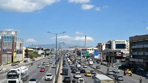 Κίνηση: Αδειάζει η Αθήνα για το Πάσχα – Μεγάλη έξοδος εκδρομέων με μποτιλιάρισμα σε δρόμους, λιμάνια και ΚΤΕΛ