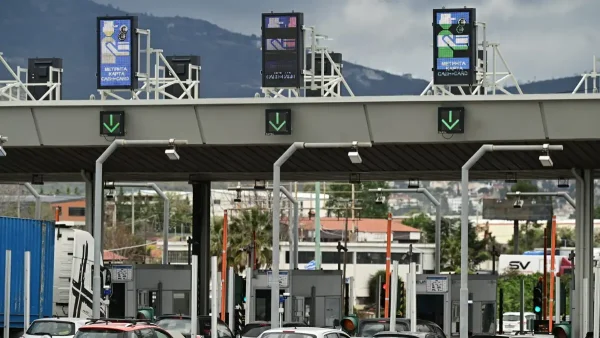 Σε εξέλιξη η έξοδος των εκδρομέων του Πάσχα: Ουρές χιλιομέτρων στα διόδια Ελευσίνας – Αυξημένη κίνηση σε Λεωφόρο Αθηνών και Αττική Οδό