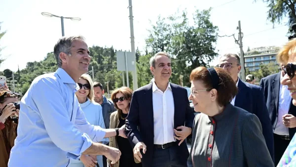 Ο Κυριάκος Μητσοτάκης στη Βασιλίσσης Όλγας μετά την ολοκλήρωση της ανάπλασης