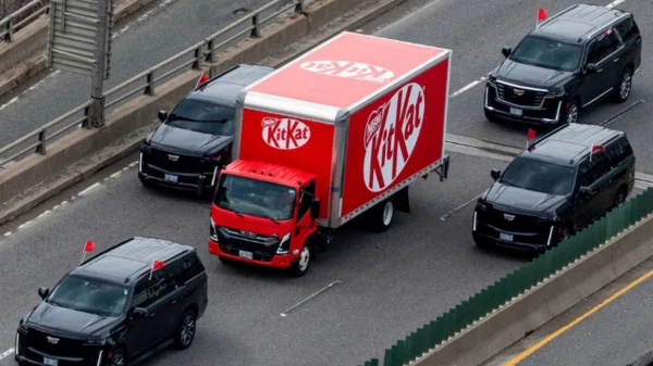 Φορτηγό της KitKat εμφανίστηκε με VIP συνοδεία μετά την κλοπή 12 τόνων σοκολάτας: Τι κρύβεται πίσω από την κίνηση