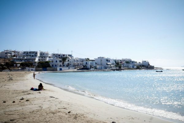 Απάτητες παραλίες 2026: Στις 251 οι ακτές όπου απαγορεύονται ξαπλώστρες και καντίνες – Σε Φολέγανδρο, Μεσολόγγι, Κυκλάδες και Κρήτη οι προσθήκες