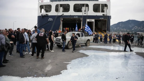 Κτηνοτρόφοι μπλόκαραν την άφιξη 700 επιβατών έριξαν γάλα στο λιμάνι της Μυτιλήνης, δείτε βίντεο