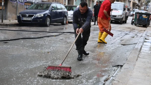 Λύθηκε το μυστήριο με το «υγρό τσιμέντο» στην Κυψέλη: Είναι ειδικός αφρός με χημικά, εξηγεί η εταιρεία του Μετρό