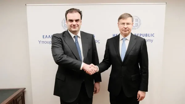 Συνάντηση Πιερρακάκη – Βάλντις Ντομπρόβσκις: Θετικά μηνύματα για την ελληνική οικονομία και τις επιδόσεις της στην ΕΕ