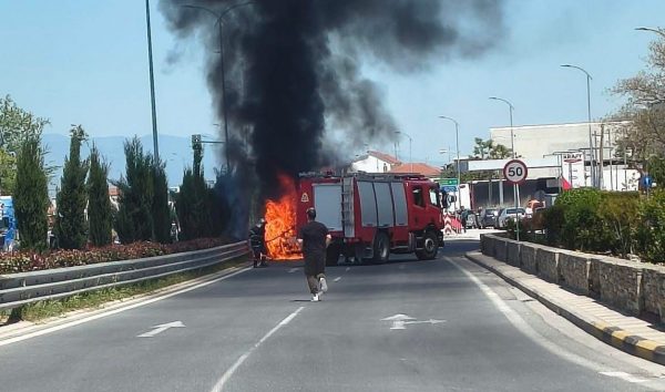 Στις φλόγες αυτοκίνητο στη Λάρισα – Στο σημείο ΕΚΑΒ και Πυροσβεστική (ΒΙΝΤΕΟ-ΦΩΤΟ)