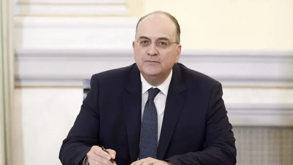«Πόλεμος» Λαζαρίδη – ΠΑΣΟΚ για τα προσόντα του υφυπουργού: «Λειτουργείτε ως ουρά του Πολάκη και του Κασσελάκη», «Ο Μητσοτάκης οφείλει να τον αποπέμψει»