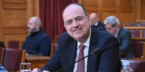Υπόθεση πτυχίο Λαζαρίδη -Η κυβέρνηση στηρίζει τον υφυπουργό, στάση αναμονής απέναντι στην αντιπολίτευση