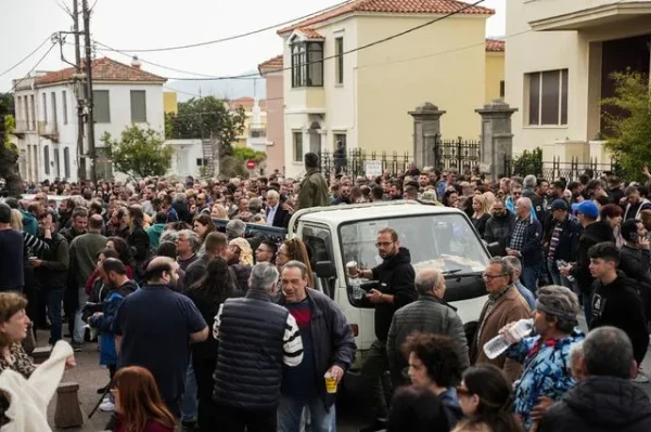 Στους δρόμους σύσσωμη η κοινωνία της Λέσβου - Συνεχίζεται το μπλόκο στο λιμάνι