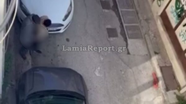 Λαμία: Γυναίκα Ρομά ερωτοτροπεί με ηλικιωμένο σε απόμερο στενό στο κέντρο της πόλης