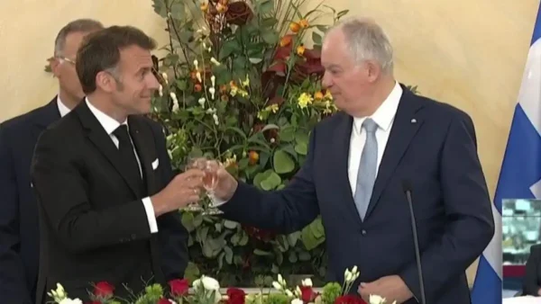 Μακρόν: «Ελλάς, Γαλλία, συμμαχία» είπε στα ελληνικά – «Η Ευρώπη, χωρίς την Ελλάδα, δεν θα ήταν η Ευρώπη»