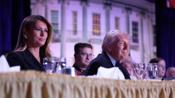 ΗΠΑ: Χάος στο μεγαλύτερο ετήσιο δείπνο της Ουάσιγκτον - Ερωτήματα για τα μέτρα ασφαλείας και τη "σειρά απομάκρυνσης"