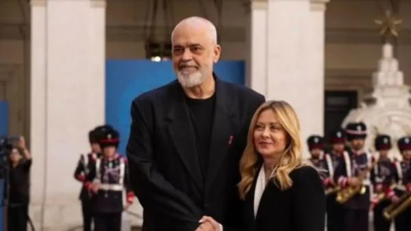 Ο Ράμα γονάτισε ξανά μπροστά στη Μελόνι: Το oversized σακάκι και η θερμή υποδοχή – Δείτε βίντεο