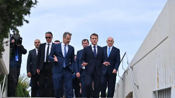 Politico: Μακρόν και Μητσοτάκης ζητούν παράταση της αποπληρωμής του χρέους λόγω Covid και νέα ευρωομόλογα