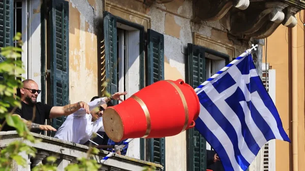 Κέρκυρα: Έσπασαν και φέτος οι «Μπότηδες» για την πρώτη Ανάσταση – Εντυπωσιακά πλάνα από το μοναδικό έθιμο