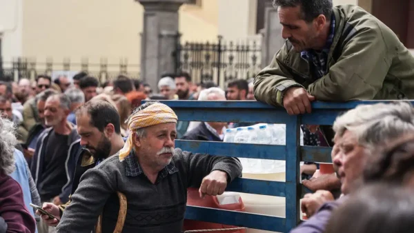 Μυτιλήνη: Ορατές οι ελλείψεις στο νησί, συνεχίζουν τους αποκλεισμούς οι κτηνοτρόφοι – «Καταστρέφεται όλη η Λέσβος, αβέβαιο το αύριο»