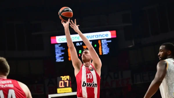 Ο Νίκολα Μιλουτίνοφ του Ολυμπιακού MVP των game 1 των πλέι οφ της Euroleague
