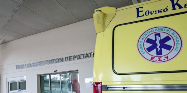 Κόρινθος: Σε ΜΕΘ στο «Γεννηματάς» η γυναίκα που ξυλοκοπήθηκε και την περιέλουσαν με νέφτι -Δίνει μάχη για τη ζωή της