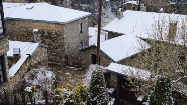 Ακραία πτώση της θερμοκρασίας μέσα σε λίγες ώρες: Από τους 27 βαθμούς σε Γαλαξίδι και Άμφισσα στα χιόνια σε Νυμφαίο και Σέλι
