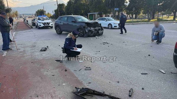 Λαμία: Τροχαίο σε διασταύρωση με δύο τραυματίες - Παραβίασε το STOP και τους εμβόλισε (ΒΙΝΤΕΟ-ΦΩΤΟ)