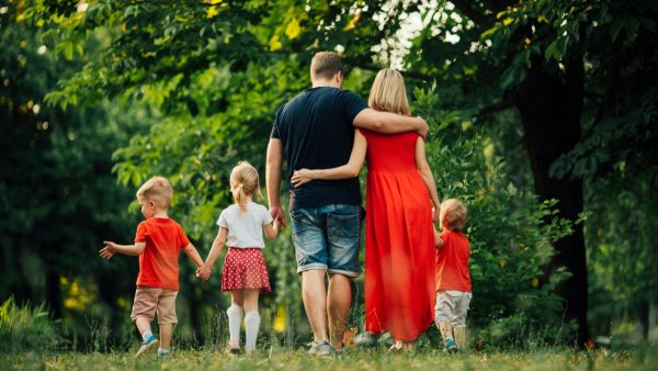 Οικογένειες με παιδιά: Εφάπαξ ενίσχυση 150 ευρώ ανά τέκνο στα τέλη Ιουνίου με εισοδηματικά όρια έως 65.000 ευρώ - Ποιους και πόσους αφορά