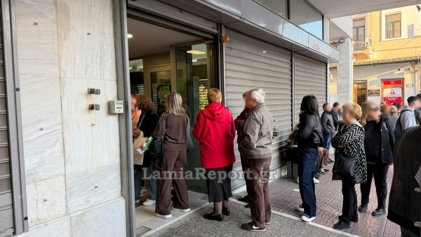 Λαμία: Ουρές στο ΑΤΜ της εθνικής τράπεζας στην πλατεία Πάρκου όταν δεν μπήκαν μισθοί και συντάξεις
