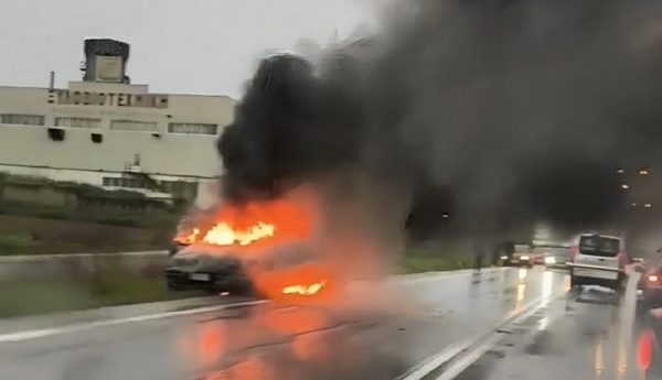 «Λαμπάδιασε» αυτοκίνητο έξω από τη Λάρισα