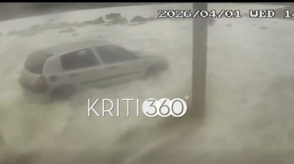 Χανιά: Σοκαριστικό βίντεο από την Παλαιοχώρα τη στιγμή που τα κύματα "καταπίνουν" αυτοκίνητο