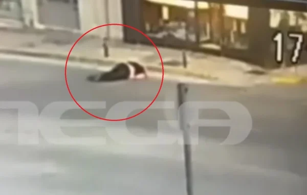 Τον ξυλοκόπησε για τρία ευρώ - Δείτε τι κατέγραψε η κάμερα από ένα απίστευτο συμβάν