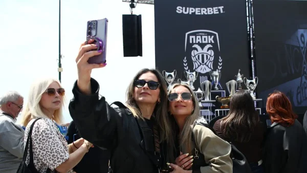 Ασπρόμαυρη η πλατεία Αριστοτέλους για τα γενέθλια του ΠΑΟΚ: Ο κόσμος φωτογραφίζεται με τα τρόπαια του «δικεφάλου»