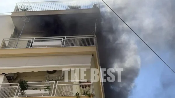 Φωτιά σε διαμέρισμα 5ου ορόφου στην Πάτρα – Εκκενώνεται η πολυκατοικία