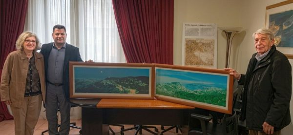 Δωρεά φωτογραφικών πινάκων στον Δήμο Δομοκού από την τέως Διευθύντρια του Υποθηκοφυλακείου, Μαρίνα Ξυδοπούλου