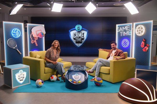 Ο Τάσος Δέδες στο Allwyn Game Time περιγράφει αγώνα της ΑΕΚ και υποδύεται τον Θανάση Βέγγο