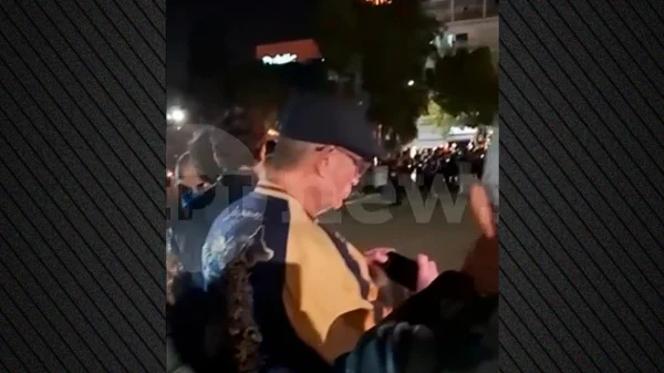 Ο Ντάνιελ Κρεγκ και η Ρέιτσελ Βάις στην περιφορά του Επιταφίου στον Άγιο Κωνσταντίνο της Γλυφάδας, δείτε βίντεο