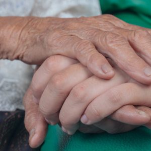 Βόλος: Κλείδωσαν έξω από ιδιωτική κλινική ηλικιωμένη που δεν είχε να πληρώσει