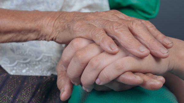 Χτυπούσε και κακοποιούσε την ηλικιωμένη που «φρόντιζε», η οποία μάλιστα έπασχε από άνοια