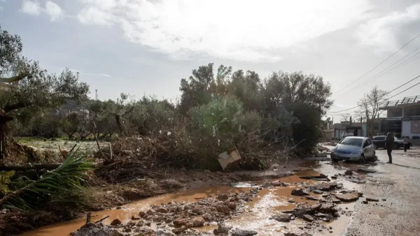 Ένας νεκρός από την κακοκαιρία στη Νέα Μάκρη - Βγήκε στο δρόμο να ζητήσει βοήθεια και παρασύρθηκε από χείμαρρο