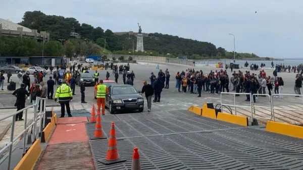 Στις 18:00 αποχωρεί το Blue Star 1 από το λιμάνι της Μυτιλήνης, δεν επιβιβάζονται φορτηγά