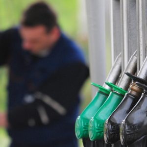 Κατά 15 λεπτά το λίτρο υποχώρησε η αμόλυβδη μέσα σε έναν μήνα – Μήνυμα Μητσοτάκη και Μαρινάκη για περαιτέρω μείωση