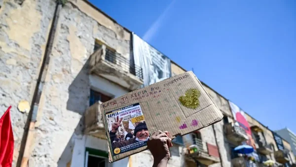 Προσφυγικά: Εισβολή στο δημοτικό συμβούλιο της Αθήνας, με συνθήματα και σημαίες