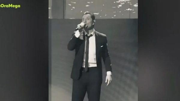 Ο Σάκης Ρουβάς ερμήνευσε Στέλιο Καζαντζίδη - Δείτε βίντεο