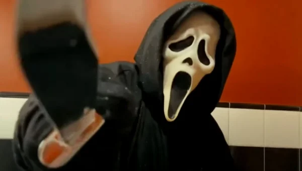 Άνδρας με μάσκα «Scream» και μαχαίρι καταδίωκε παιδιά - Συνελήφθη μετά από επιχείρηση