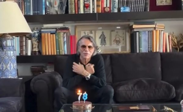 Ηλίας Ψινάκης: Γενέθλια με μια τούρτα να αποκαλύπτει την ηλικία του – «Σας ευχαριστώ για όλα»