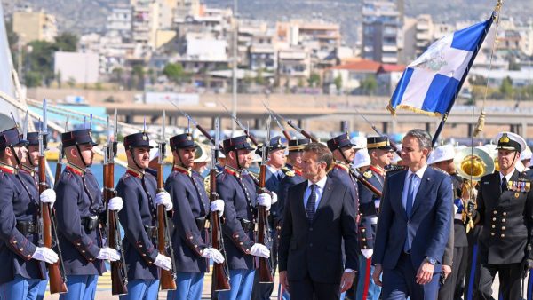 Στη φρεγάτα "Κίμων" ο Κυριάκος Μητσοτάκης με τον Εμανουέλ Μακρόν - Live η επίσκεψη